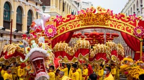 Une danse du dragon de 238 mètres de long passe par la place Leal Senado lors des célébrations du premier jour du Nouvel An chinois à Macao, le 22 janvier 2023.