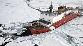 Un navire brise-glace des garde-côtes américains lors d'une expédition arctique, en 2009. Des scientifiques de l'Institut géologique américain (USGS) vont commencer la semaine prochaine une mission de sept semaines à bord d'un navire brise-glace des garde