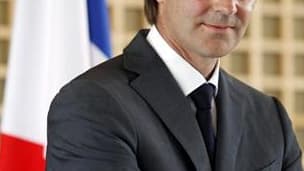 François Baroin dément avoir menacé de rejoindre Jean-Louis Borloo, qui envisage une candidature à la présidentielle contre Nicolas Sarkozy, s'il n'obtenait pas Bercy alors que le ministre de l'Agriculture Bruno Le Maire avait été pressenti pour le poste.