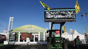 Les agriculteurs ont affiché leur mécontentement devant l'entrée du Space de Rennes 