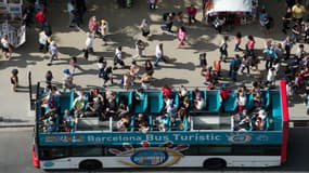 Des touristes dans un bus, à Barcelone, le 25 septembre 2016.