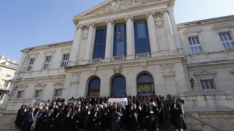 Un rassemblement d'avocats devant le tribunal de Nice en octobre 2015.