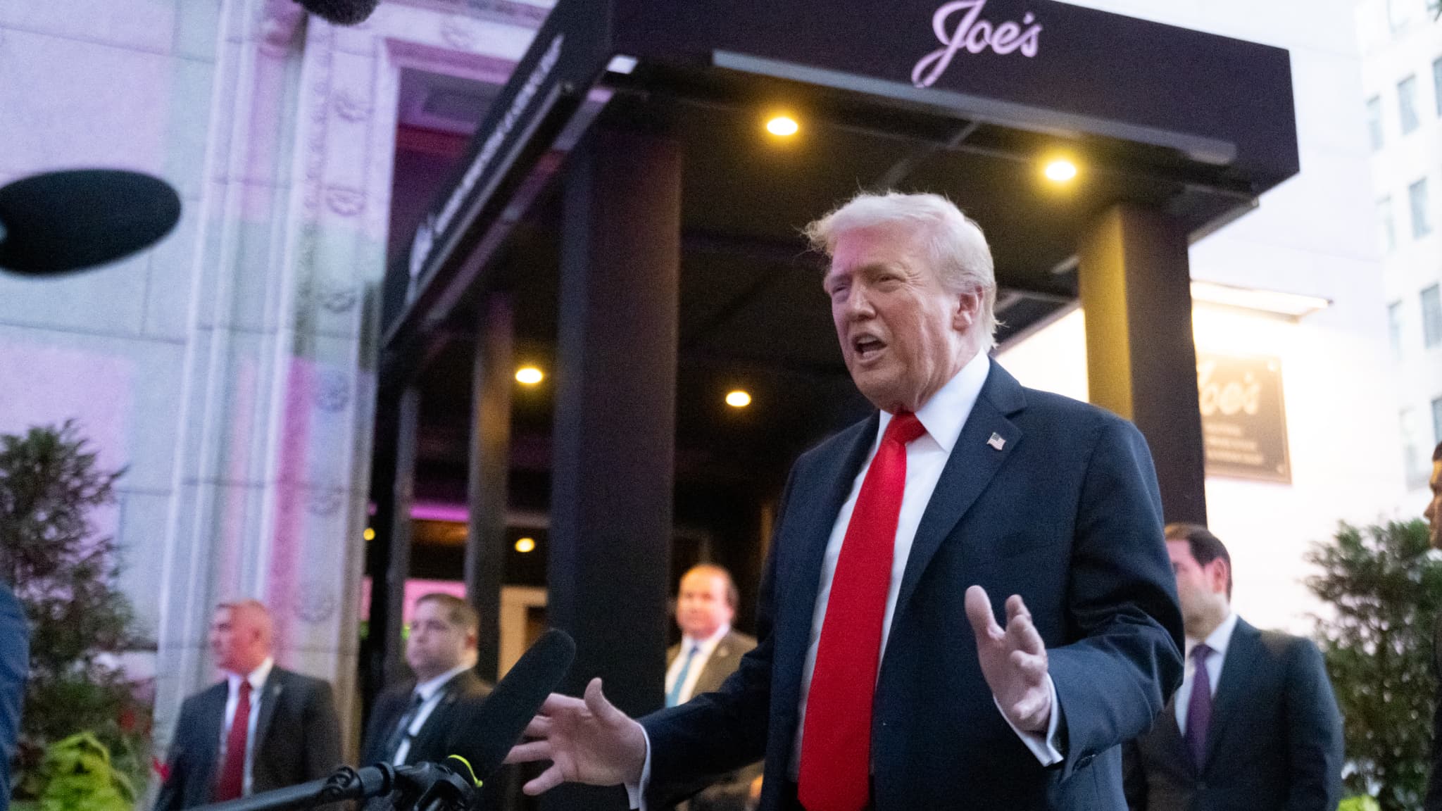 LA COUR SUPRÊME TRANCHERA DÉBUT NOVEMBRE SUR LA LÉGALITÉ DES DROITS DE DOUANE DE DONALD TRUMP