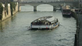 Un bateau-mouche sur la Seine, à Paris.