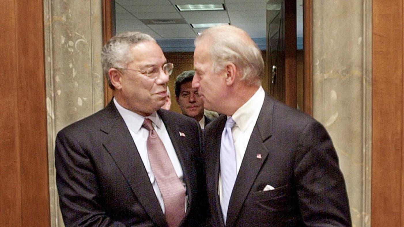 L'ancien Chef d'État-Major des armées des États-Unis Colin Powell et le sénateur Joe Biden en septembre 2002