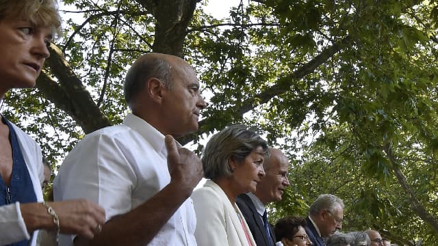 Le maire de Bordeaux Alain Juppé et son épouse Isabelle Juppé (à gauche) assistent à la messe de l'Assomption présidée par le cardinal et archevêque de Lyon Philippe Barbarin, à Lourdes, le 15 août 2016.