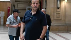 Le nationaliste corse Pierre Paoli (C) arrive à la cour d'assises de Paris le 11 juin 2018