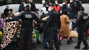 Evacuation d'un camp de migrants situé sous l'autoroute A1 au nord de Paris, à Saint-Denis, le 17 novembre 2020