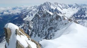 Vue de l'Aiguille du Midi dans le massif du Mont-Blanc.