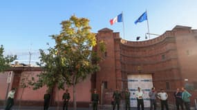 Les forces de sécurité iraniennes montent la garde devant l'ambassade de France à Téhéran.