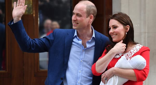 Le prince William, Kate Middleton et le prince Louis devant la maternité, le 23 avril 2018