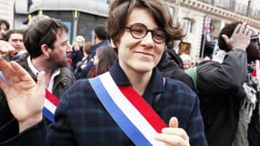 La députée LFI Gabrielle Cathala avec le député LFI Bérenger Cernon derrière elle à Paris en France le 22 mars 2025. 