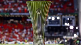 Le trophée de la Conference League lors de la finale 2022