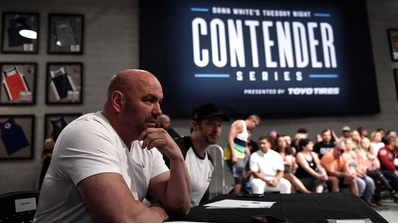 https://images.bfmtv.com/7eNKyDYFhiPvMaREfmeZewZ4xwM=/8x1:984x550/800x0/images/Dana-White-pendant-les-Dana-White-s-Contender-Series-2112270.jpg