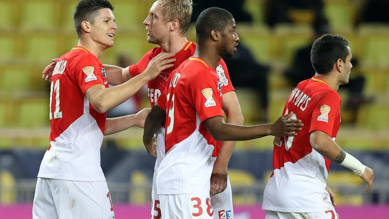 Guido Carrillo félicité par ses coéquipiers