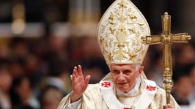 Le pape Benoît XVI a lancé les célébrations de Noël samedi soir en appelant les hommes à dépasser le côté commercial de la fête de la nativité pour redécouvrir l'humilité de Jésus. Il a également appelé les 1,3 milliard de catholiques à ne pas oublier ceu