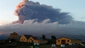 Panache de cendres au-dessus du volcan Eyjafjöll en Islande, dimanche. Le nuage de cendres volcaniques venu d'Islande a entraîné lundi la fermetures des principaux aéroports de Grande-Bretagne et des Pays-Bas et il menace de perturber à nouveau largement