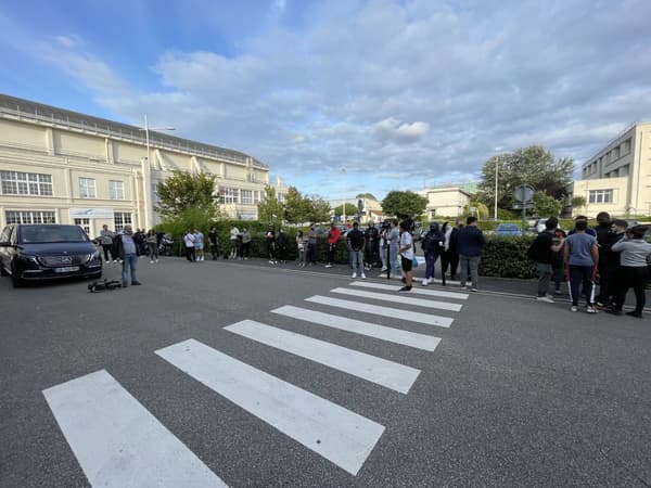 Les supporters parisiens attendent Messi au Bourget