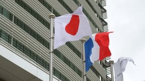 Drapeau du Japon et de la France (PHOTO D'ILLUSTRATION).