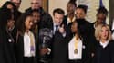 Emmanuel Macron et les handballeuses de l'équipe de France à l'Elysée