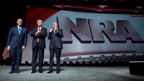 Donald Trump entouré des deux dirigeants de la NRA, en 2017. 
