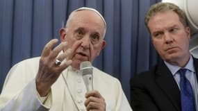 Le pape répondait aux journalistes dans l'avion le ramenant au Vatican après son voyage en Irlande