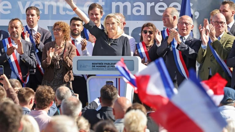 "JE SUIS PRÊTE À SACRIFIER TOUS LES MANDATS DE LA TERRE": MARINE LE PEN DEMANDE "UNE ALTERNANCE AUSSI RAPIDE QUE POSSIBLE"