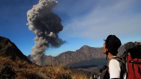 Le mont Rinjani, en Indonésie, s'est réveillé le 1er novembre, son panache de fumée entraînant la fermeture de l'aéroport de Bali et l'annulation de centaines de vols.