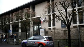 Un véhicule de police devant le lycée où un adolescent a été mortellement poignardé, le 16 janvier 2023 à Thiais, dans le Val-de-Marne
