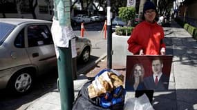 Estibalis Chavez, une Mexicaine de 19 ans, observe une grève de la faim devant l'ambassade de Grande-Bretagne à Mexico, dans l'espoir d'obtenir une invitation au mariage du prince William et de Kate Middleton en avril prochain à Londres. /Photo prise le 1