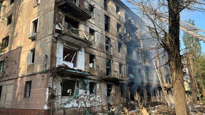 Cette photo diffusée par la police nationale ukrainienne le 13 juin 2023 montre un immeuble résidentiel de cinq étages détruit, le site d'une attaque de missile russe nocturne dans la ville de Kryvyi Rih qui a fait six morts.