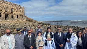 Cette photo publiée par le ministère marocain de la Jeunesse, de la Culture et de la Communication le 17 février 2025 montre le ministre marocain de la Jeunesse, de la Culture et de la Communication, Mohamed Mehdi Bensaid (CR) et la ministre française de la Culture, Rachida Dati (CL), en visite à Tarfaya, dans le sud du Maroc.