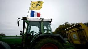Un tracteur arborant un drapeau  CR de la Coordination Rurale est stationné à Beychac-et-Caillau, en Gironde, le 20 novembre 2024, au troisième de mobilisation des agriculteurs 