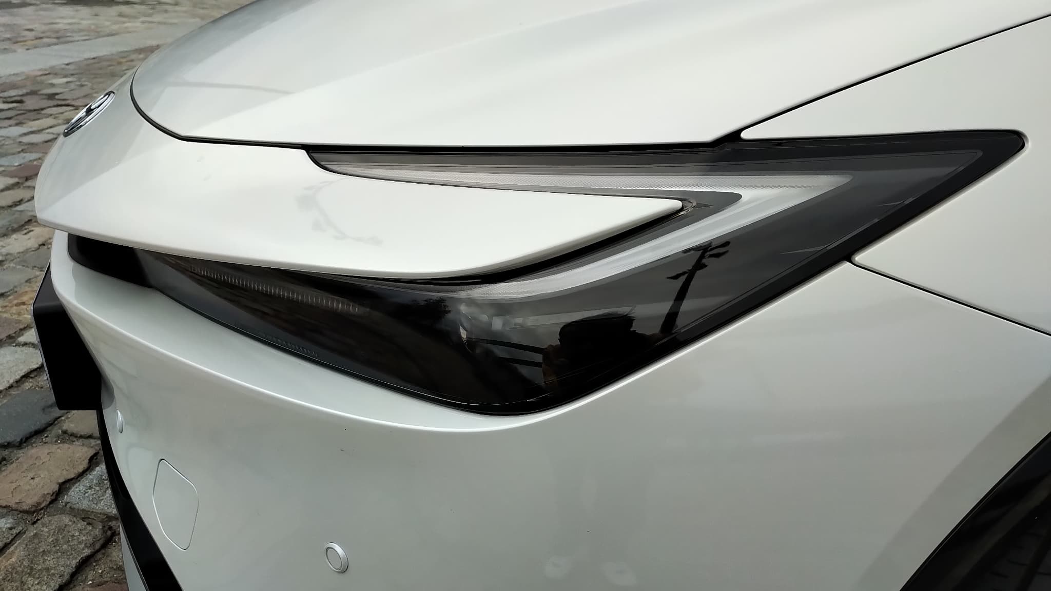 À l’avant se trouve un nouveau design très à la mode qui va se retrouver dans toute la gamme Toyota, le "hammerhead". À l’avant se trouve un nouveau design très à la mode qui va se retrouver dans toute la gamme Toyota, le "hammerhead".