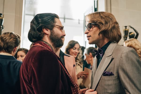 Karl Lagerfeld (Daniel Brühl) et Yves Saint Laurent (Arnaud Valois) dans la série diffusée sur Disney+ Becoming Karl Lagerfeld