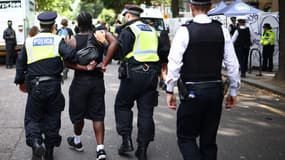 Un homme interpellé au carnaval de Notting Hill, à Londres, le 26 août 2024.