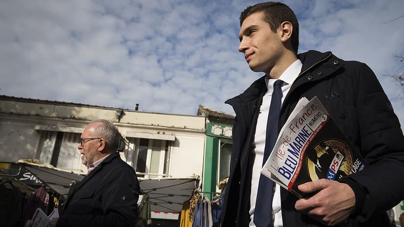 Jordan Bardella, tête de liste du Front National en Seine-St-Denis pour les régionales, sur le marché d'Aulnay-sous-Bois, jeudi 5 novembre 2015. Au second plan, Wallerand de Saint-Just.