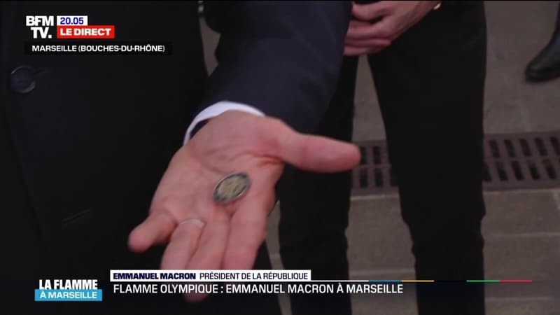 Emmanuel Macron présente une pièce à l'effigie des Jeux Olympiques ff