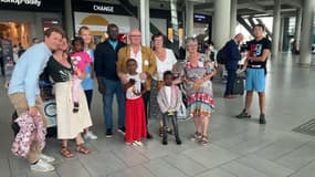 Les familles à l'aéroport.
