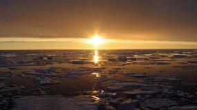 Photo d'un coucher de soleil en Arctique, au niveau du Canada, le 10 octobre 2007. 
