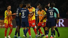 Danso et Marquinhos discutent lors de PSG-Lens, le 2 novembre 2024.
