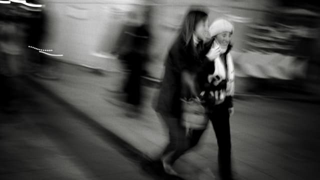 Des femmes marchent dans les rues de Lyon, le 12 mars 2008 (photo d'illustration).