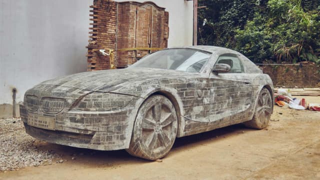 Un artiste a réalisé ce BMW Z4 de 5 mètres de long en briques.