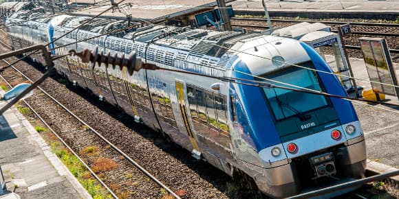 La grève de la SNCF est reconduite vendredi mais le gouvernement évoque une possible "sortie de crise" La grève de la SNCF est reconduite vendredi mais le gouvernement évoque une possible "sortie de crise"