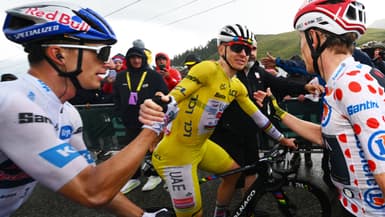Le maillot jaune Tadej Pogacar salue Florian Lipowitz et Jonas Vingegaard après la 19e étape du Tour de France, 25 juillet 2025