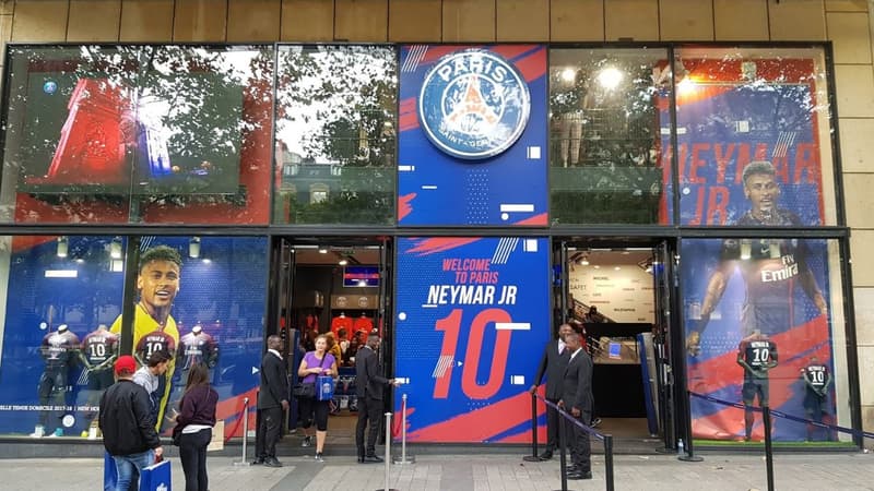 La boutique officielle du PSG sur les Champs Elysées en septembre 2017.
