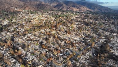 Une vue aérienne de maisons incendiées en janvier 2025 à Altadena, à Los Angeles, le 5 février 2025.
