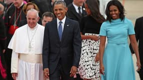 Le pape François, lors de son arrivée aux Etats-Unis ce mardi soir, a été accueilli par Barack Obama et sa famille.