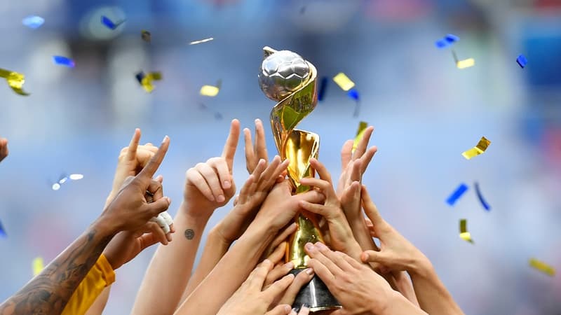 Le trophée de la Coupe du monde féminine de football