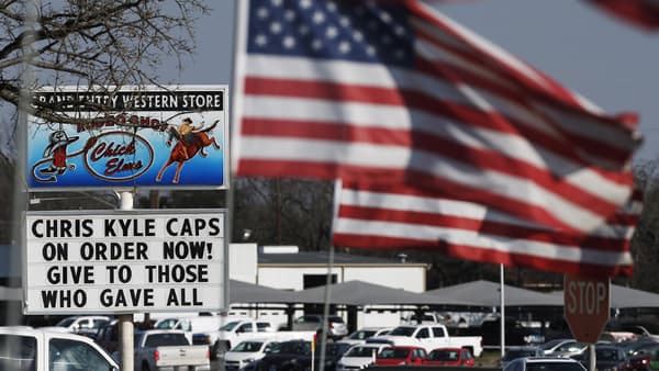 Non loin du tribunal où se déroule le procès du tueur présumé de Chris Kyle, il est possible d'acheter des casquettes en souvenir de ce dernier. Non loin du tribunal où se déroule le procès du tueur présumé de Chris Kyle, il est possible d'acheter des casquettes en souvenir de ce dernier.